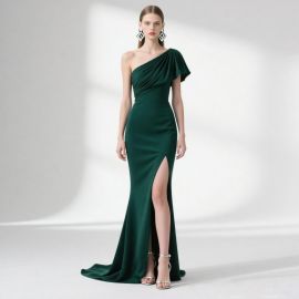 Elegant Emerald Green One - Shoulder Gown with High Slit, Sophisticated Evening Dress