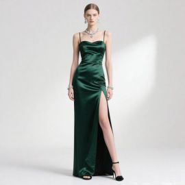 Elegant Emerald Satin Gown: Spaghetti Straps & High Slit Evening Dress