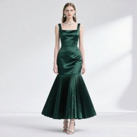 Emerald Green Satin Mermaid Gown: Pleated Skirt & Square Neck Evening Dress